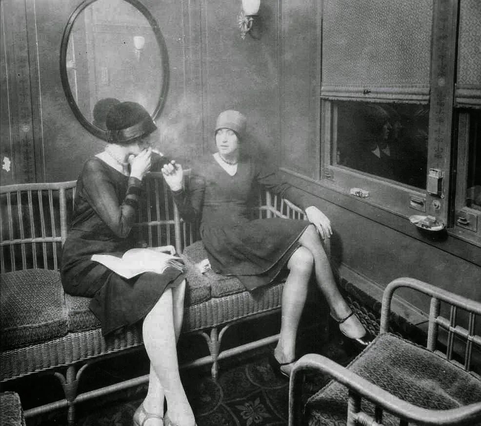 Женщины в вагоне поезда для курящих, 1920-е.