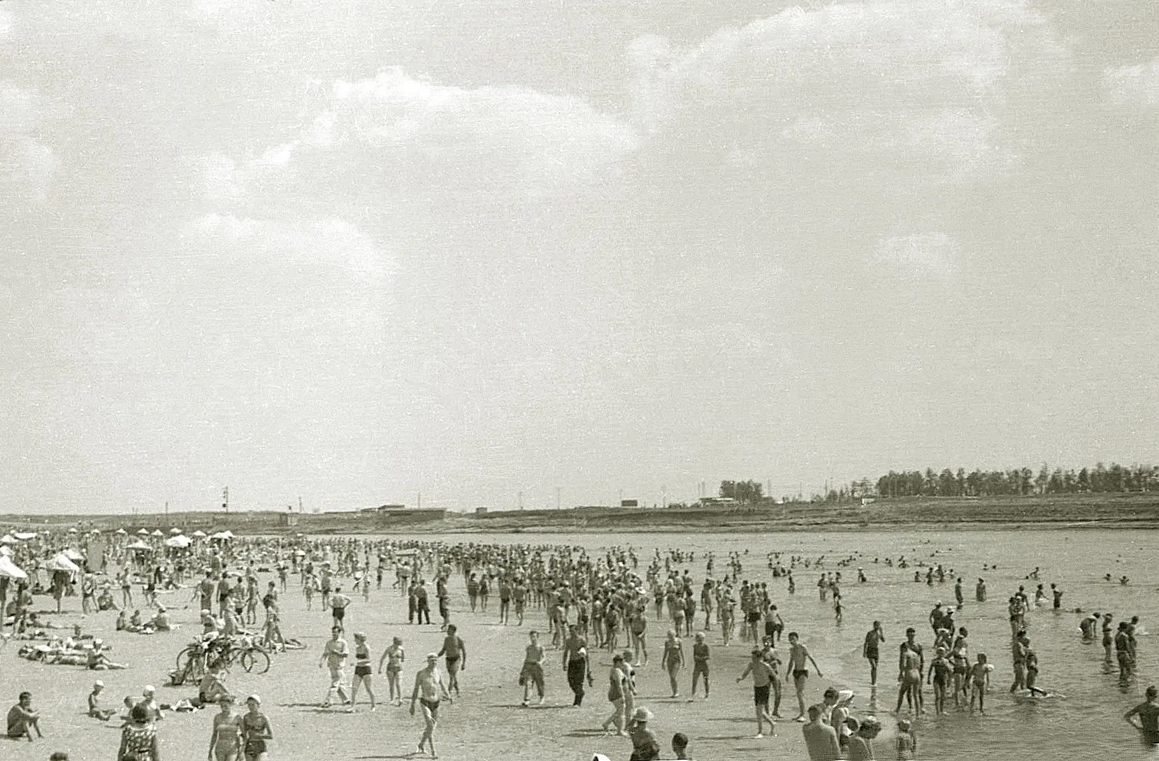 Наш старый городской пляж на Оке, за понтонным мостом. Июль 1964-го. #ryazan_city_on_th...