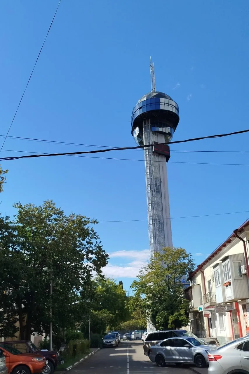 В Туапсе сегодня с утра волшебная погода. +19 легкий бриз с гор. Я шарахаюсь в футболке...