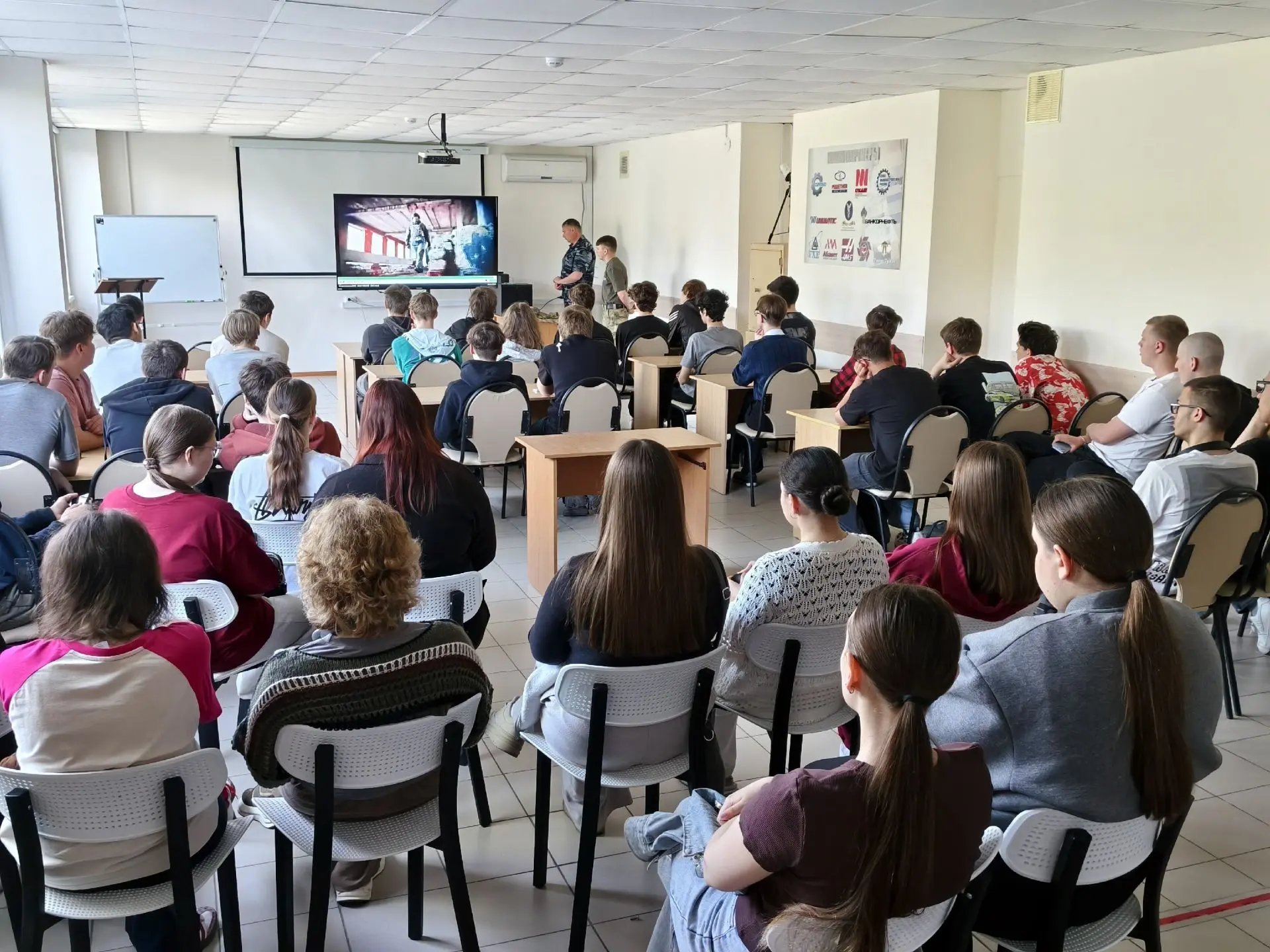 🎖 Урок мужества и патриотизма прошел в стенах «ИМПУЛЬСа»! ✨
 
Атмосфера сегодняшней встречи была на