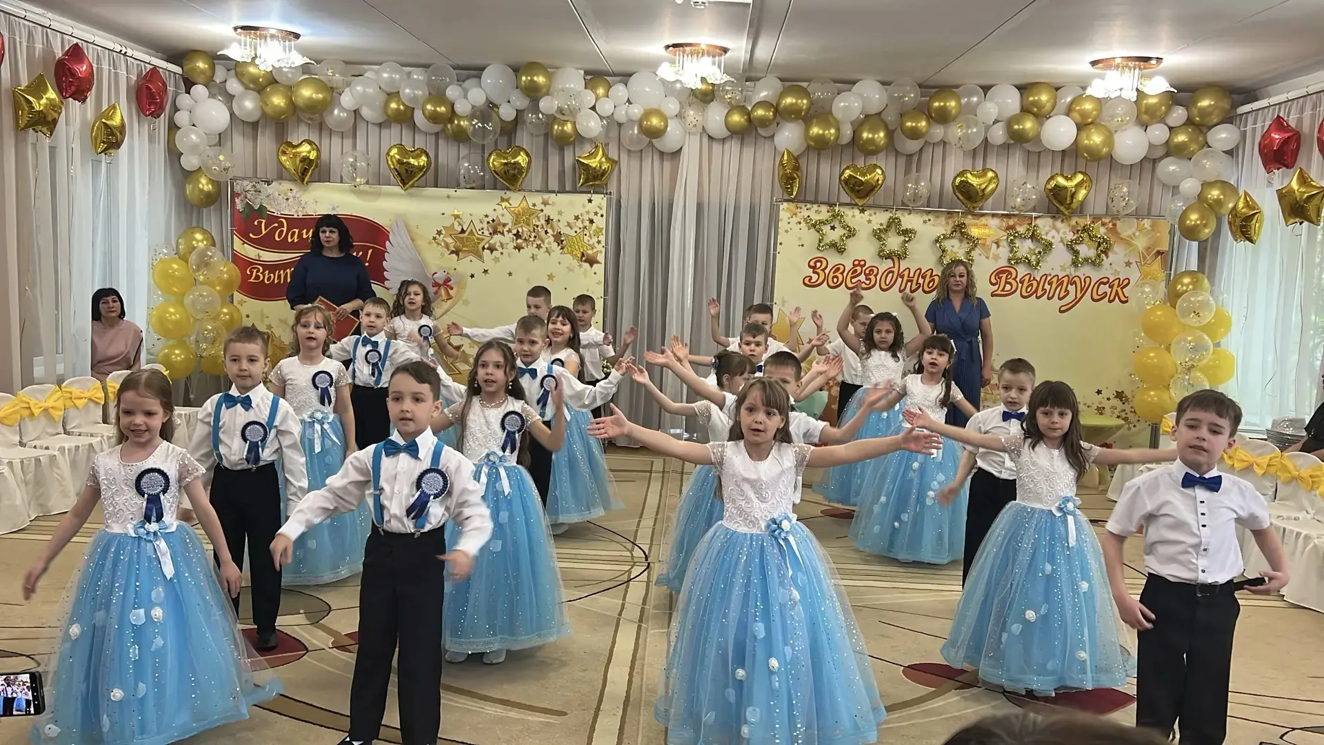 5 июня в подготовительных группах «Берёзка» и «Пчёлка» прошёл торжественный выпускной вечер.
Ребята 