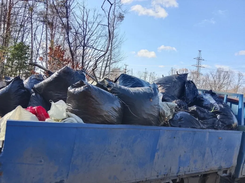 На городских кладбищах продолжается уборка мусора  С начала рабочей недели сотрудники МБУ «ЖКХ и бла