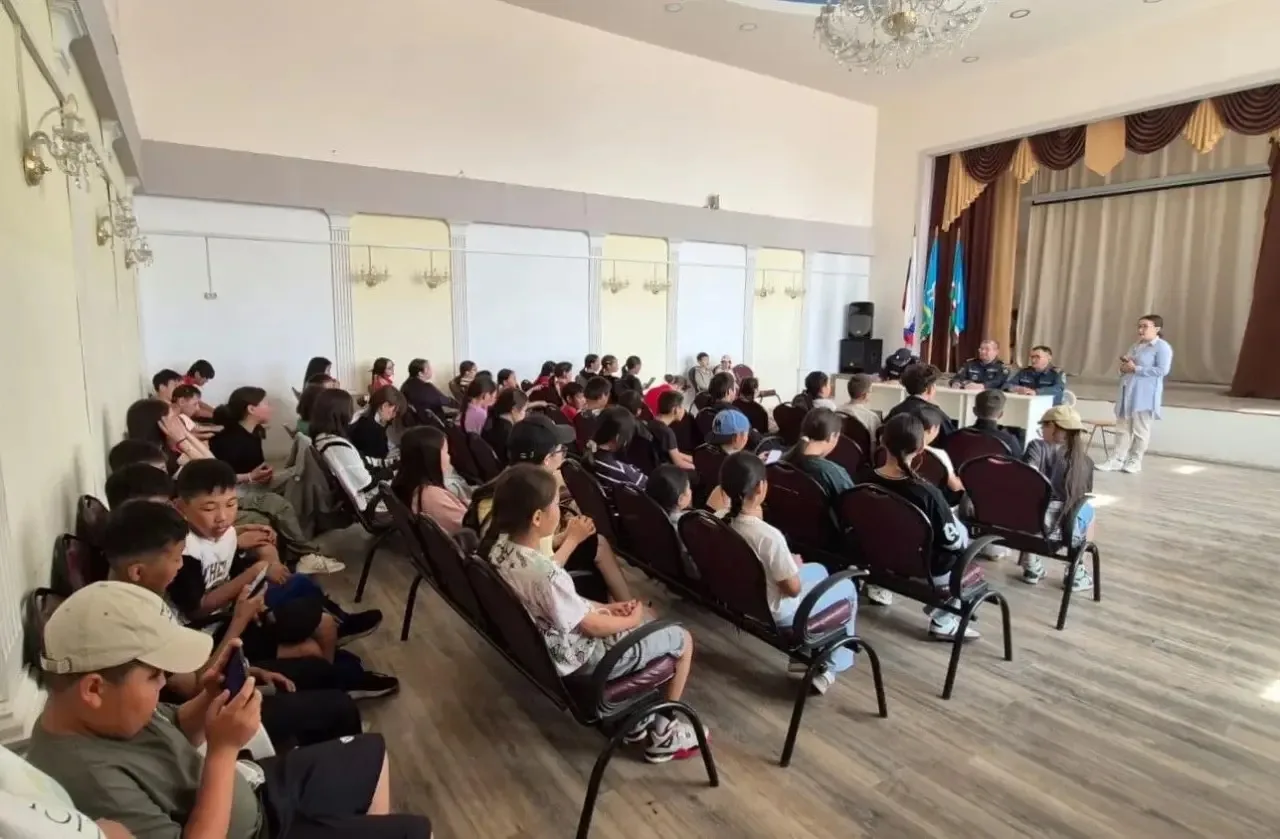 Пожарные Усть-Алданского улуса  обучают детей правилам пожарной безопасности 

📌В детских лагерях п