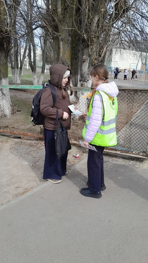 🚦 Отряд ЮИД заступил на «Дорожный патруль»!   Ребята напомнили гражданам правила дорожного движения 