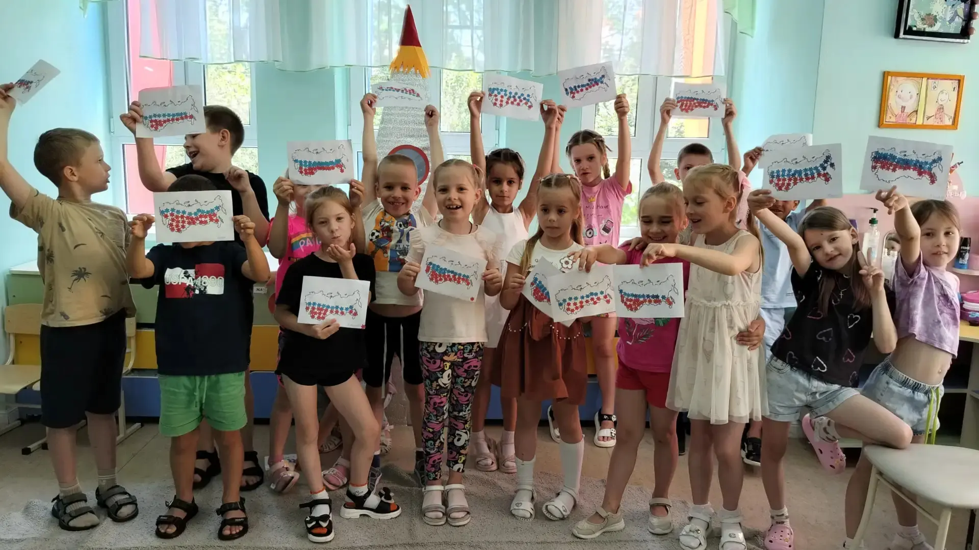 🎤В подготовительной группе  "Сказка" √9 прошло занятие , посвещенное празнованию дня России 12 июня
