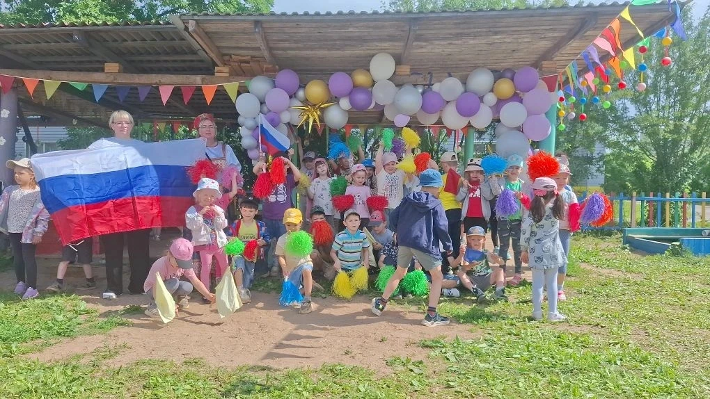 Праздничный мероприятием открылись сегодняшние прогулки. Дети 6,9,10,11 и 12 групп объединились для 