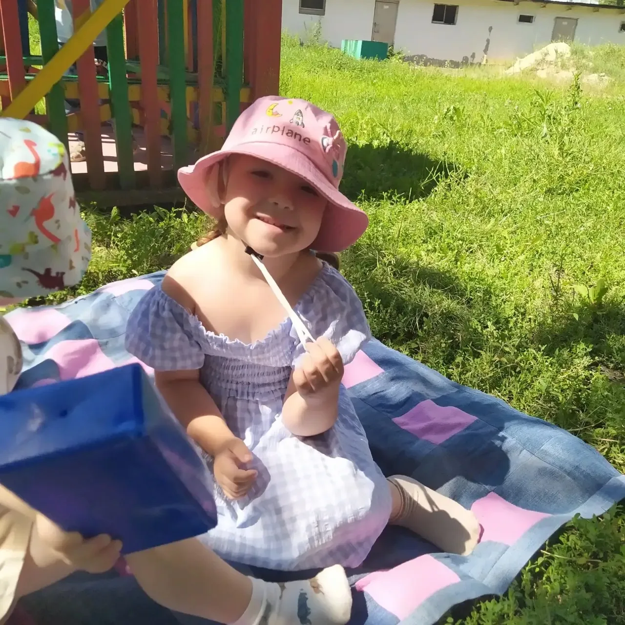 🌧️☀️ Даже не смотря на дождь — мы гуляем и играем! 🌈

Это лето балует нас дождями, но наши малыши 