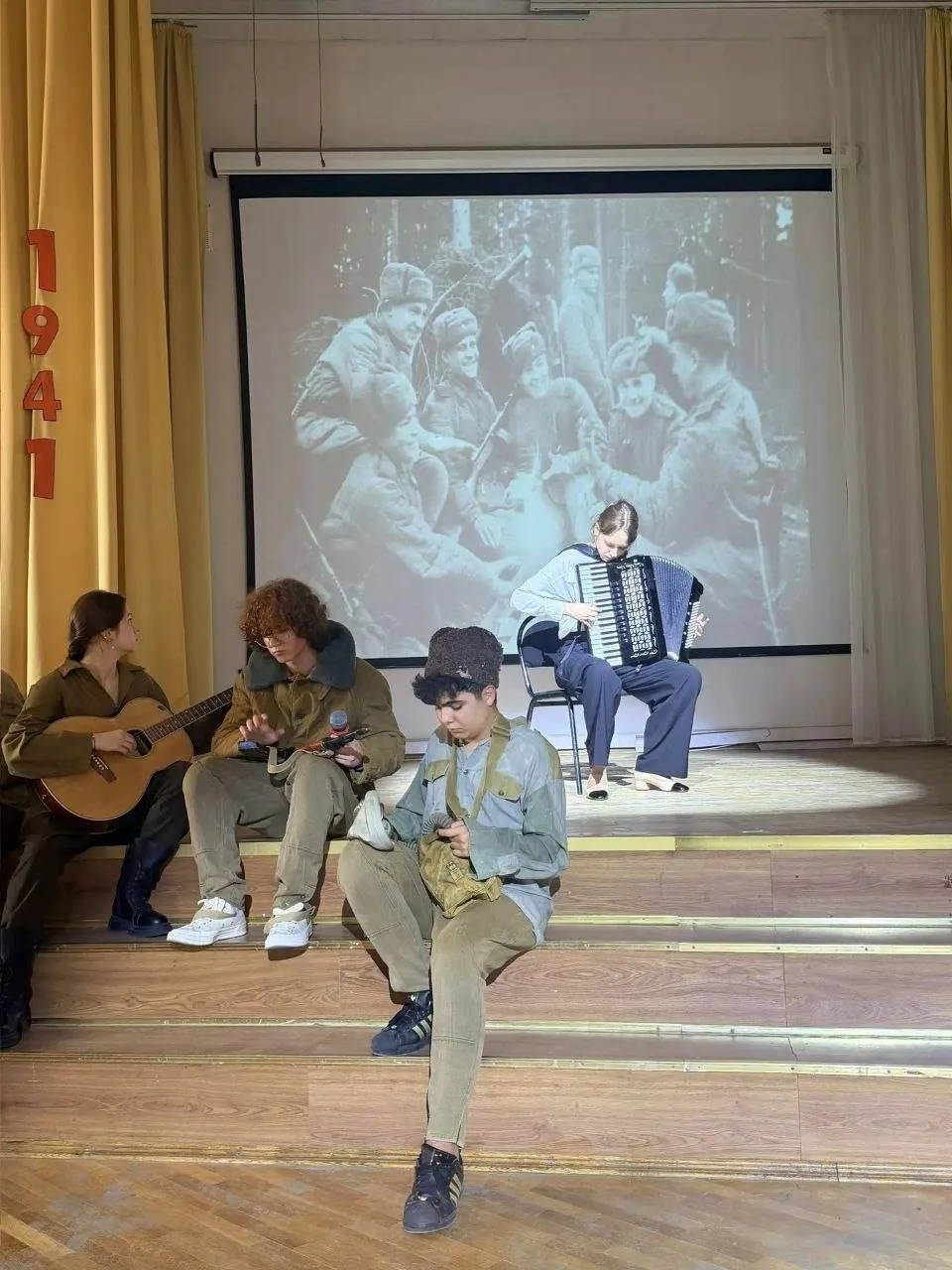 🎭 Театральная постановка "Вклад разных народностей в Победу"  🎖️ 7 мая в нашей школе царила особая а