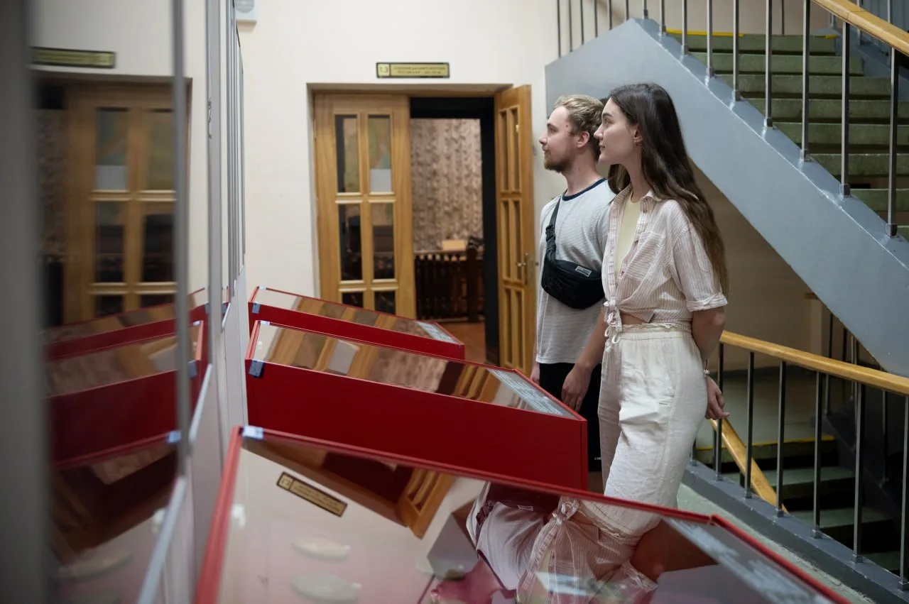 Начала работу выставка «Металлическая летопись». Коллекция настольных медалей из собран...
