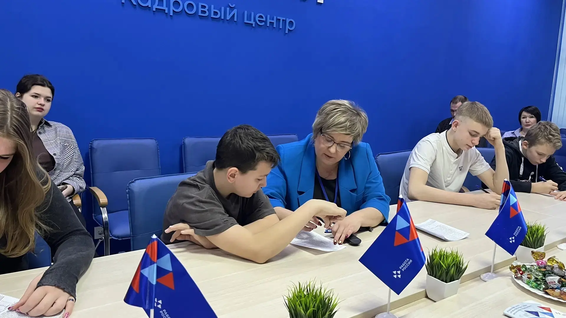 Сегодня в Кадровом центре «Работа России» прошла увлекательная экскурсия для школьников!  Ребята наш
