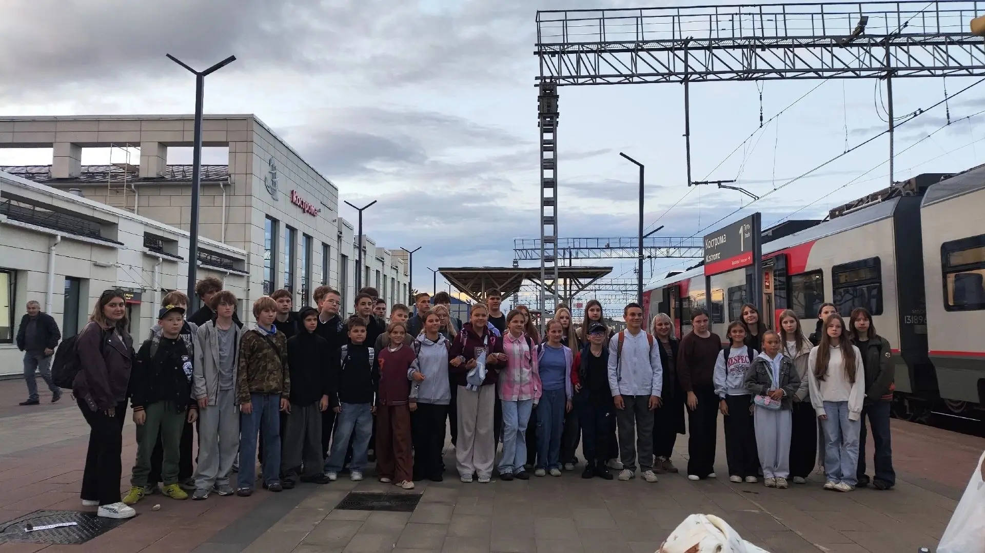 🎶 Добровольцы КГУ встретили участников Всероссийского фестиваля школьных хоров