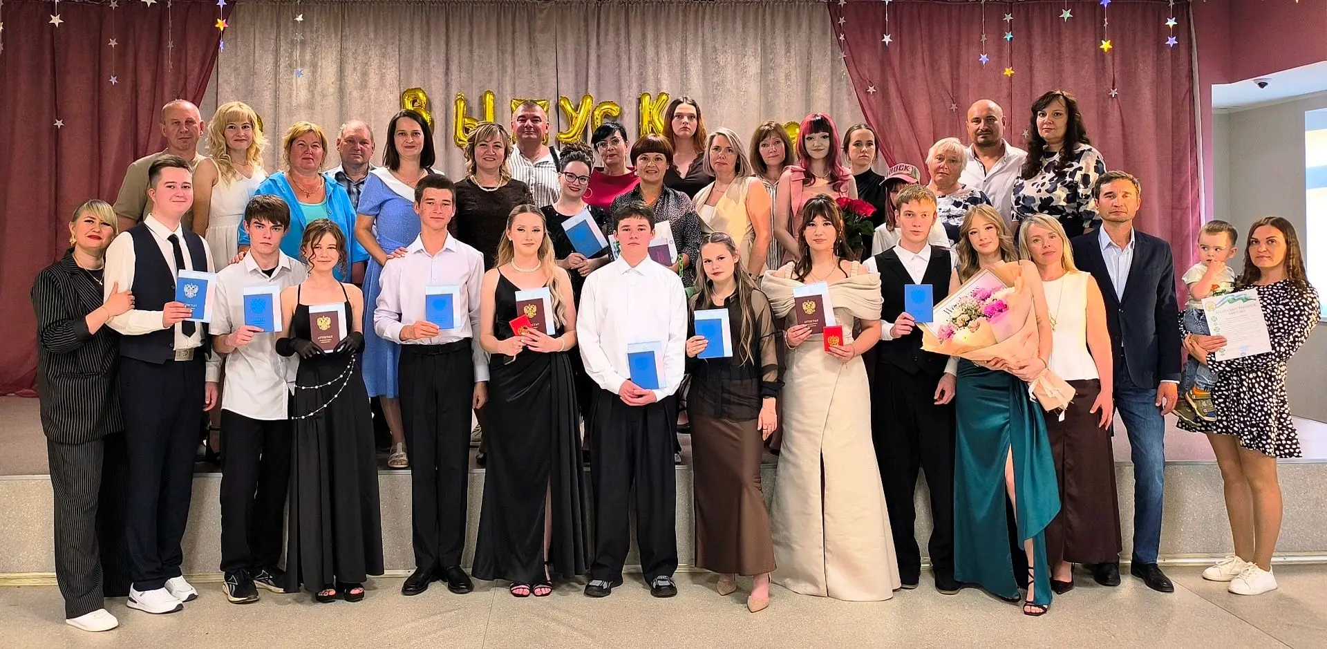 Выпускной - 2026.
  📖В МАОУ «СОШ №9» 26 июня состоялось Торжественное вручение аттестатов обучающим