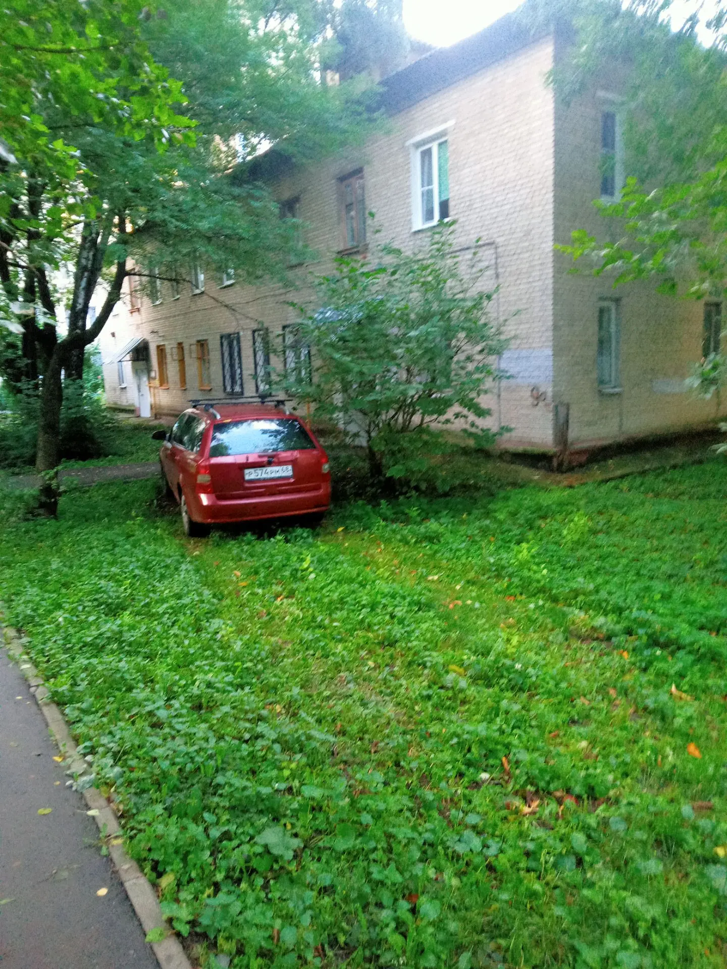 Балашиха, ул. Октябрьская , д. 9а.
Гений парковки с Тамбовщины.
Ну а чё, у нас в Плятьнях все так па