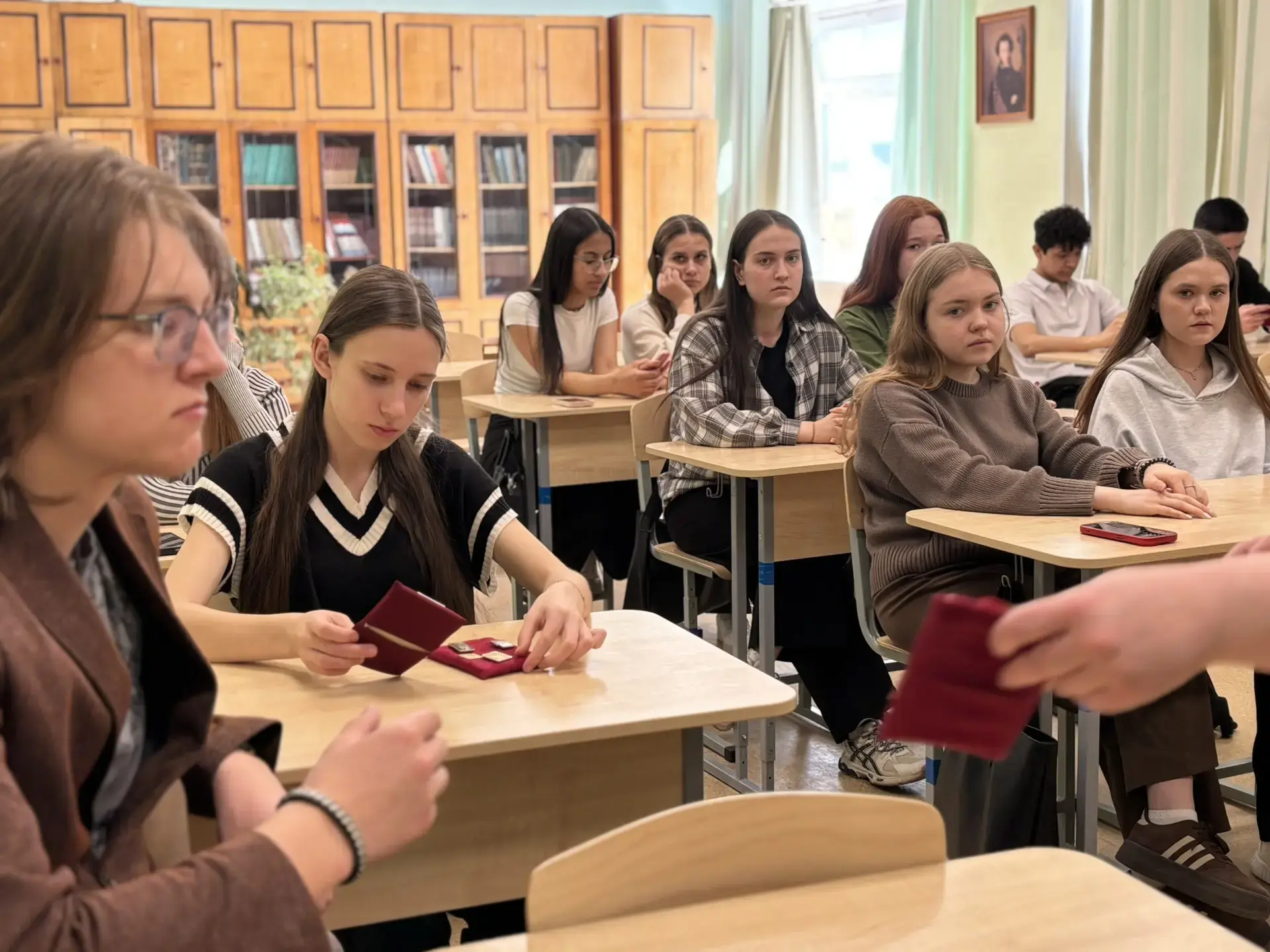 🧳Необычное путешествие в прошлое: «Музей в чемодане» в нашей школе!  📍Сегодня в 11б классе (классный