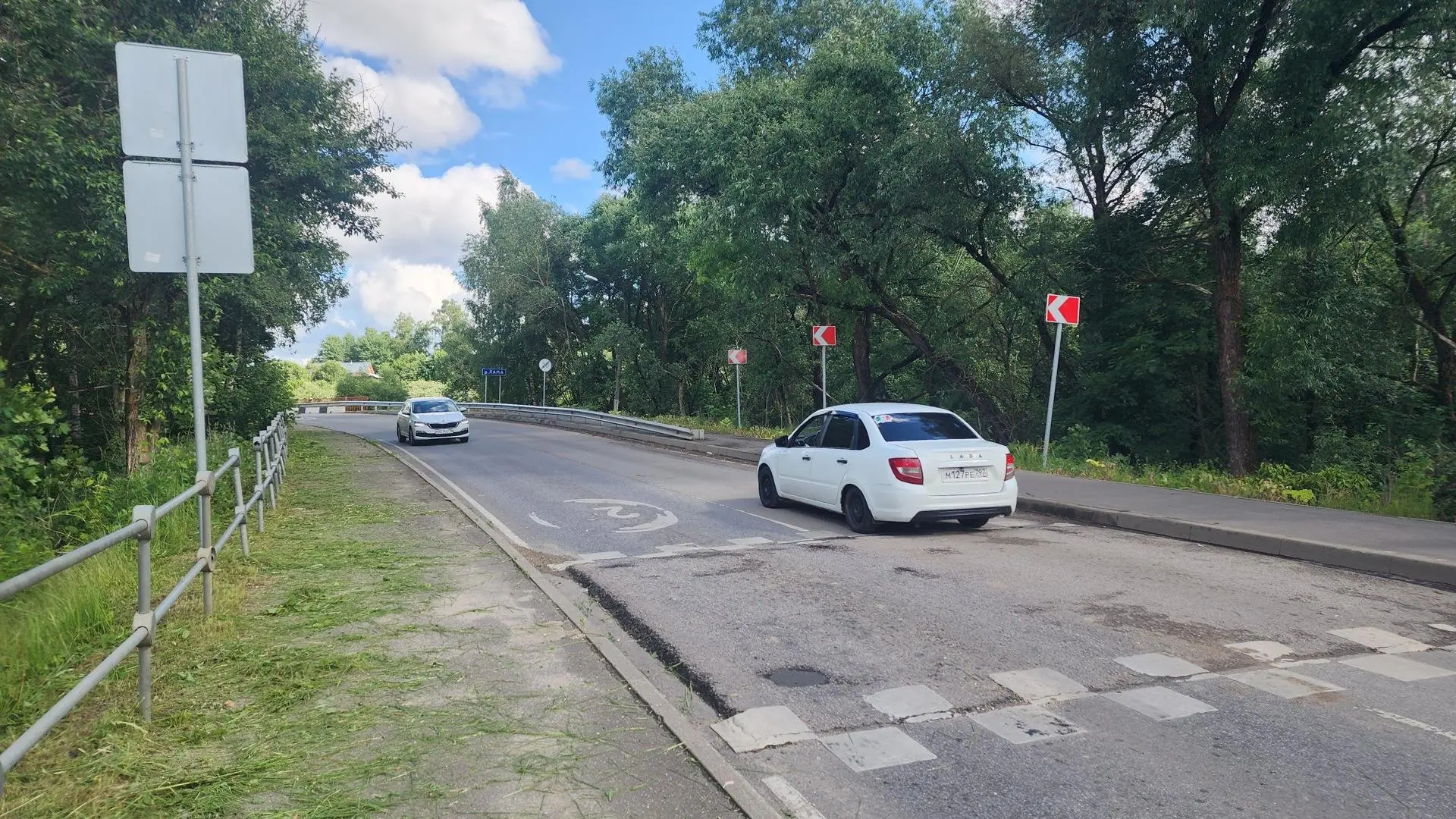 В селе Ивановском дорожники расчистили полтора километра обочины.