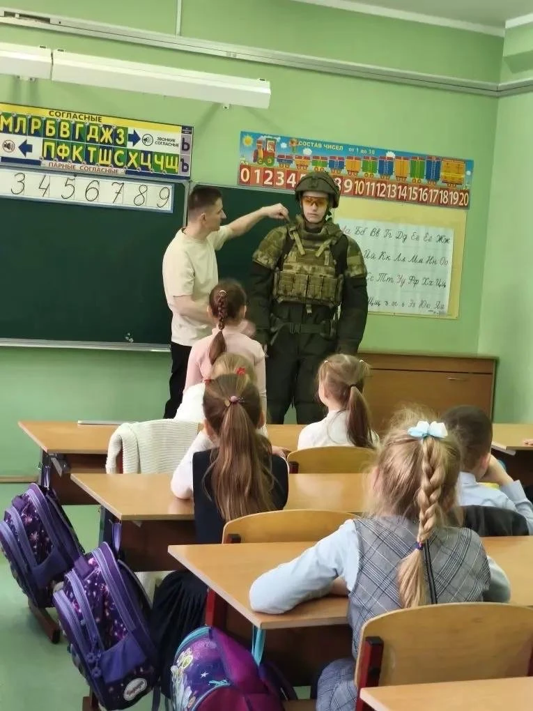 В 1 классе сегодня было проведено познавательное внеклассное занятие на тему работы научно‑производс
