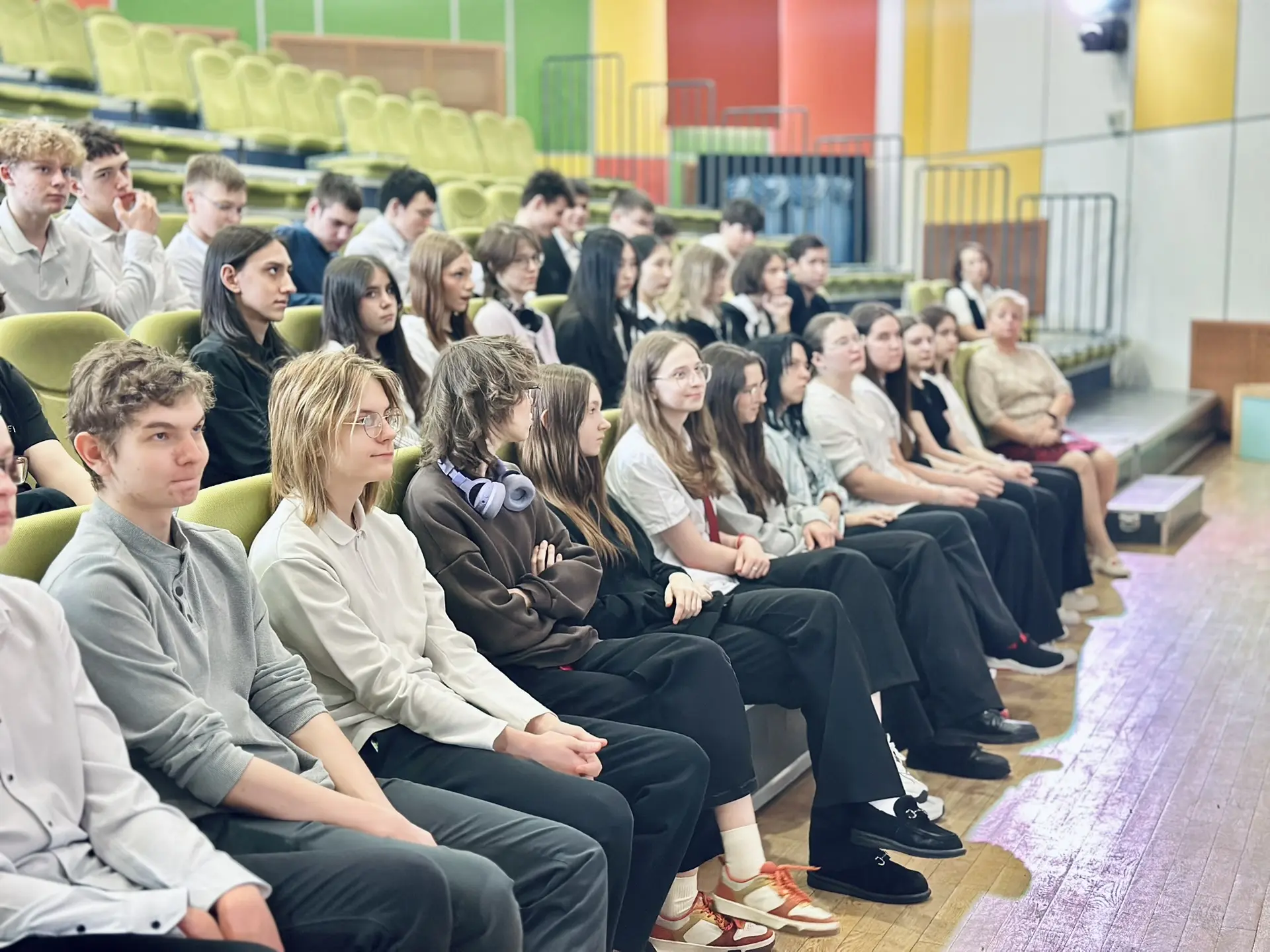 БЕЗ ГРАНИЦ 🎓  6 марта в нашей школе прошла встреча девятиклассников с амбассадорами московских колле