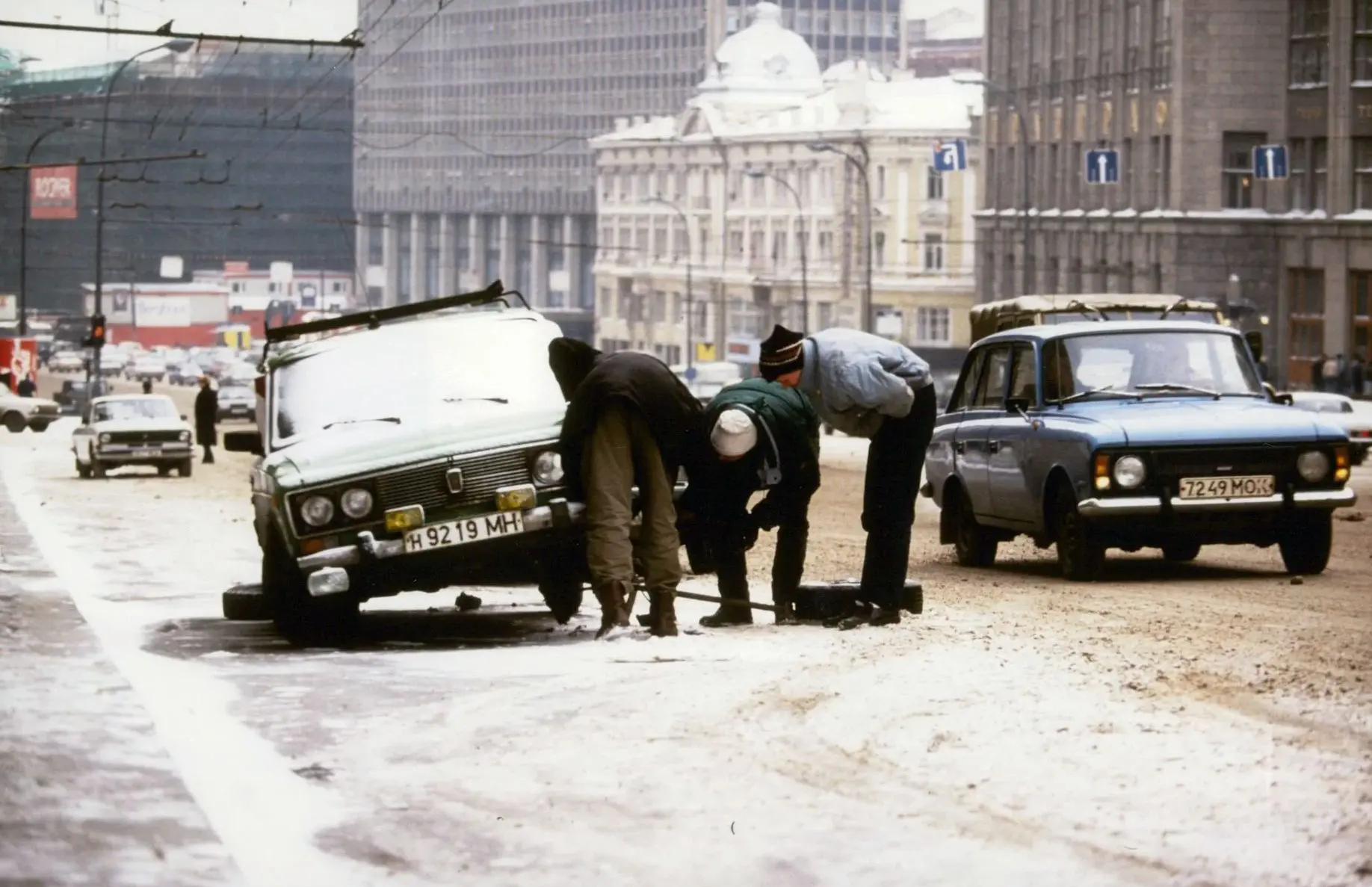 Замена колеса у автомобиля ВАЗ-2106 на Тверской улице, Москва, Россия, 1993 год. Автор ...