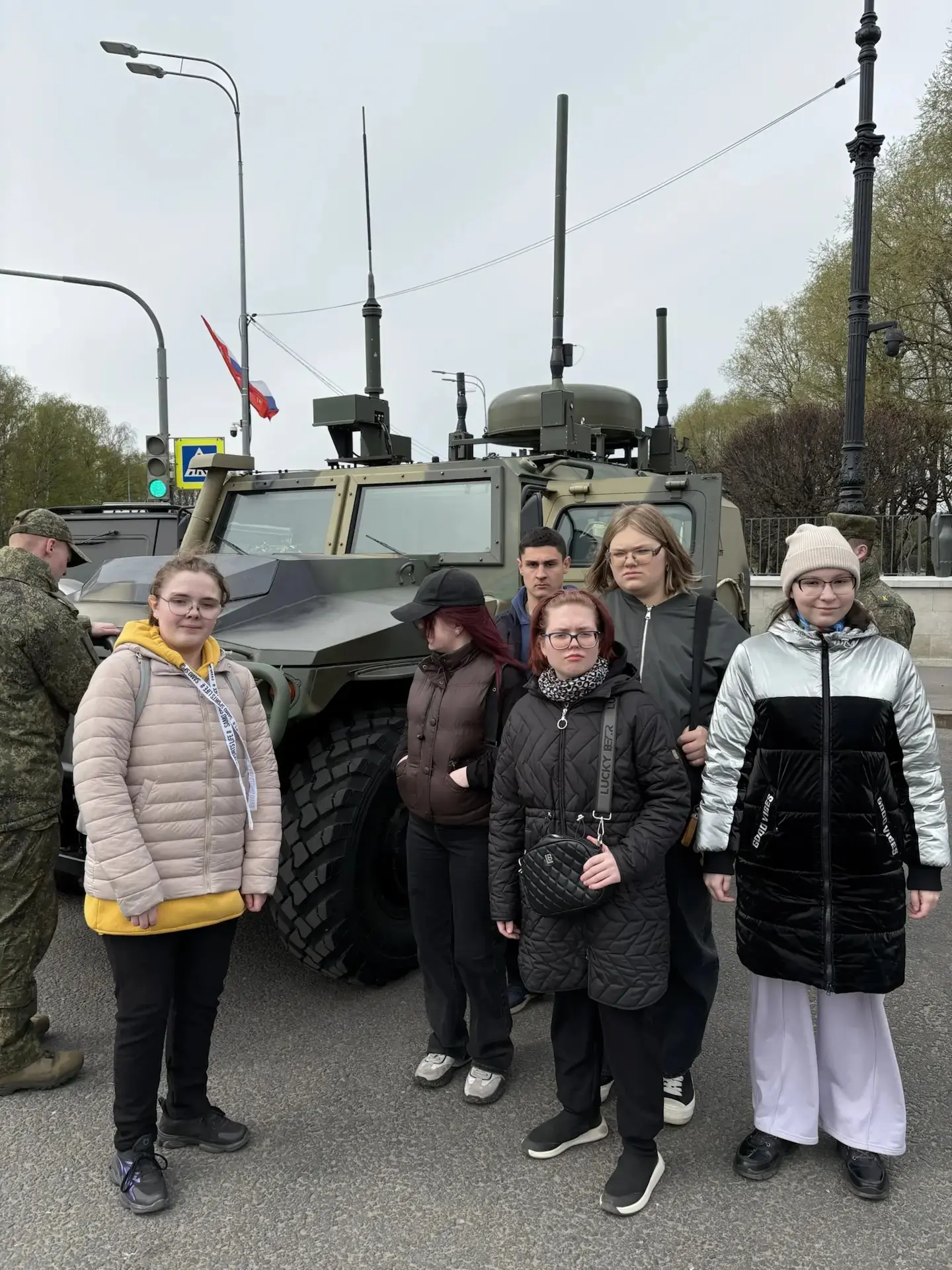 На Пискарёвском кладбище в Санкт-Петербурге регулярно проходят торжественные церемонии возложения цв