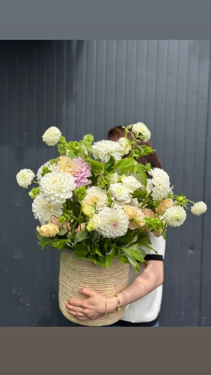 📍 Воздушные букеты: красота почти невесома! 🌸

Представьте букет, который будто парит в воздухе — 