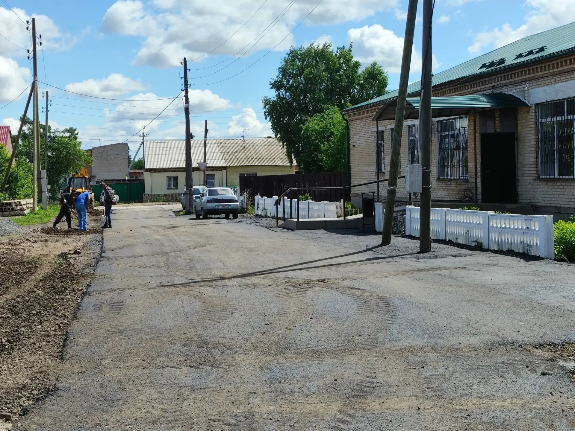 Около аптеки N80 в Кизиле восстановлено асфальтовое покрытие и благоустройство прилегаю...