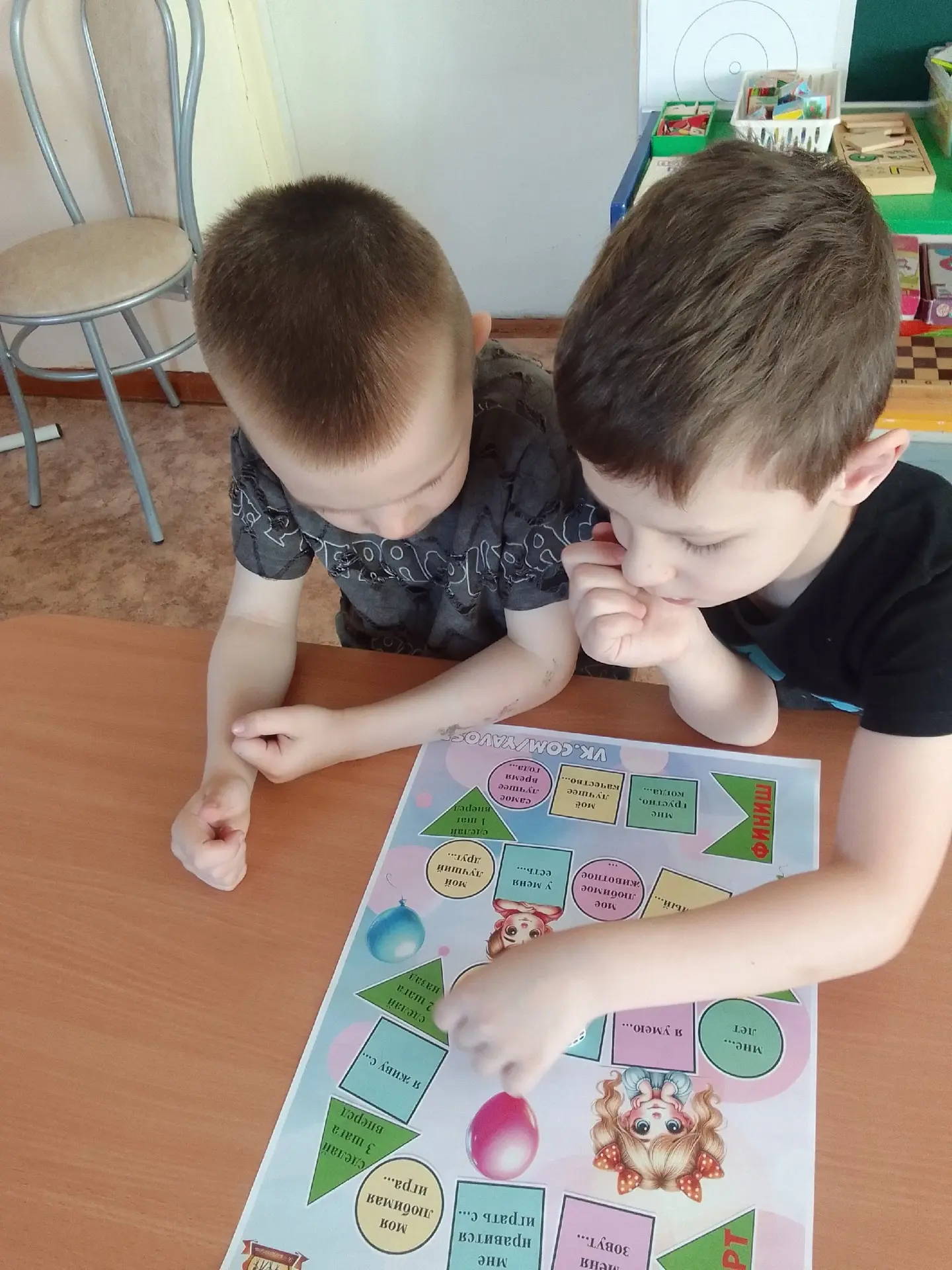 Дети👫старшего дошкольного возраста приглашают поиграть в ходилку, где можно отвечая на вопросы, луч