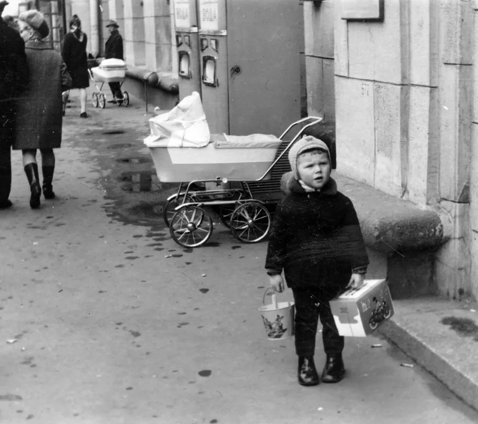 В Ленинграде 

1971 год. Московский проспект, д. 192-194.

Подписывайтесь на Хочу в СССР!