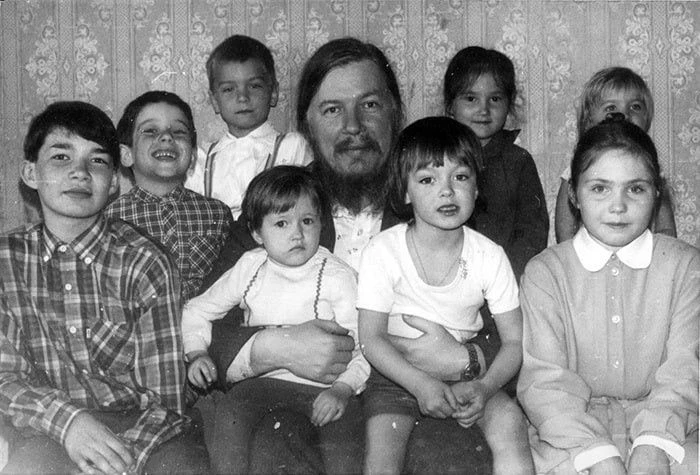 Сейчас у нас полтора ребенка на одну мать рождается, мы вымираем с бешеной скоростью.
Русским женщин