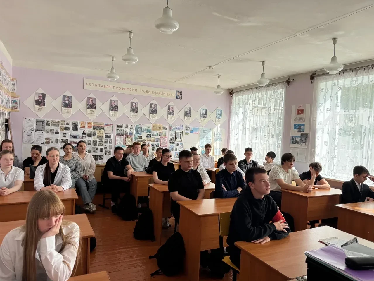 В 9-х классах прошла необычная встреча. К ребятам пришёл иерей Иоанн из храма в честь Ж...