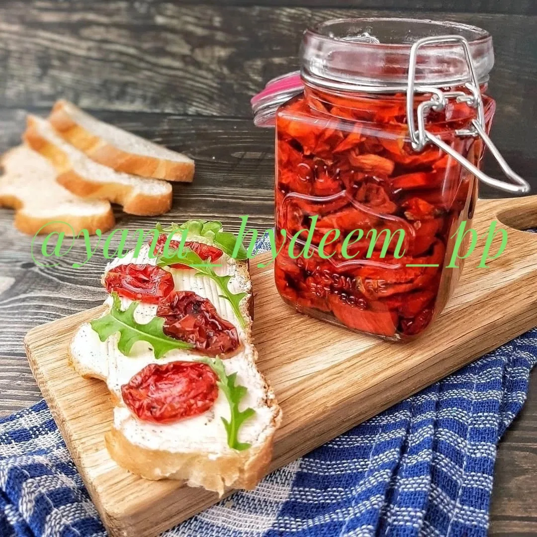 💥ВЯЛЕНЫЕ ТОМАТЫ💥 
 
🍅Вкус удовольствия🍅
⠀ 
☝️Ингредиенты: 
📍Помидоры "сливка" - 1 кг.
📍Любые т