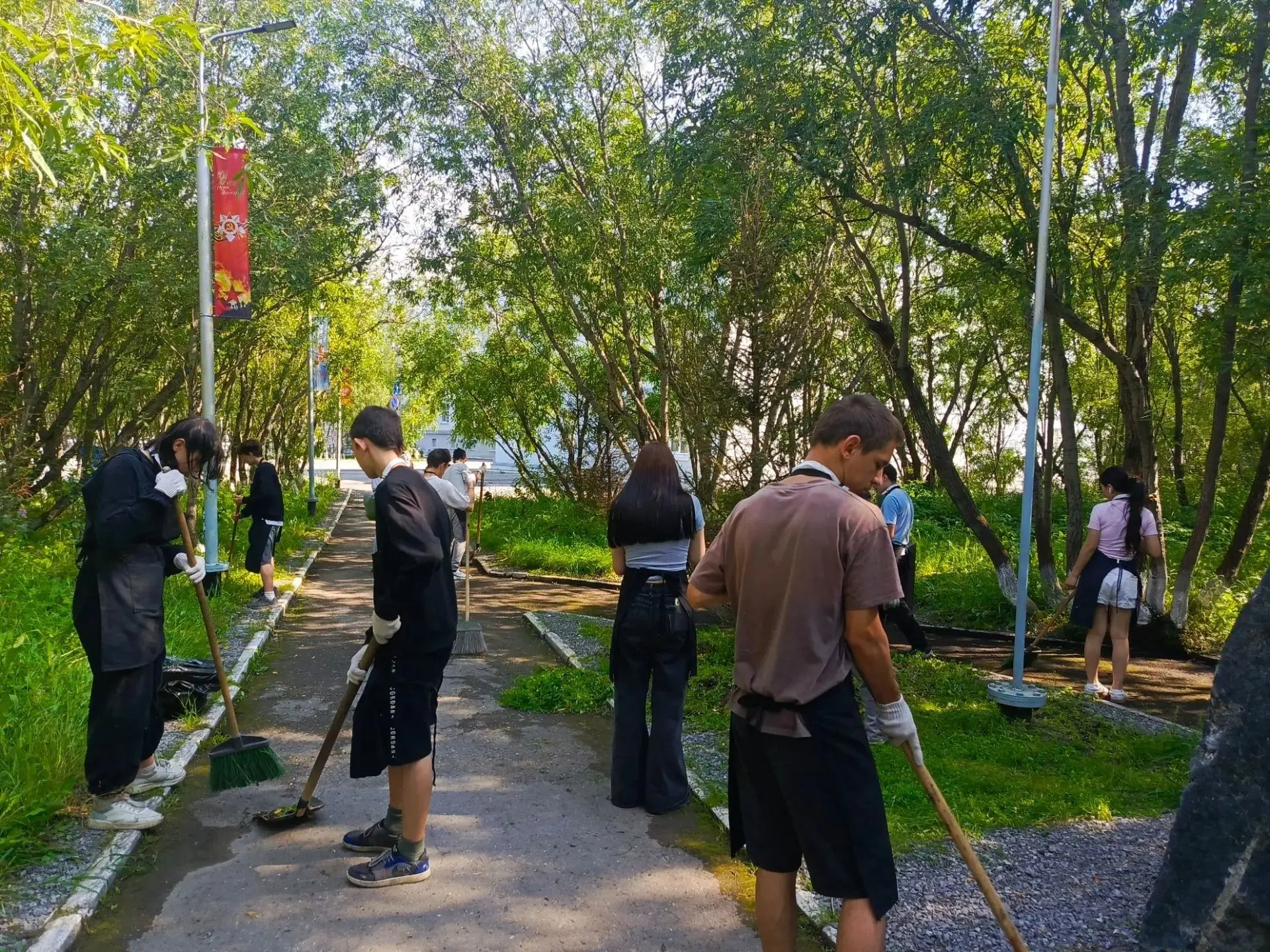 📅 Четвёртый день лагеря труда и отдыха «ЭкОмон»: труд во благо памяти и знакомство с историей город