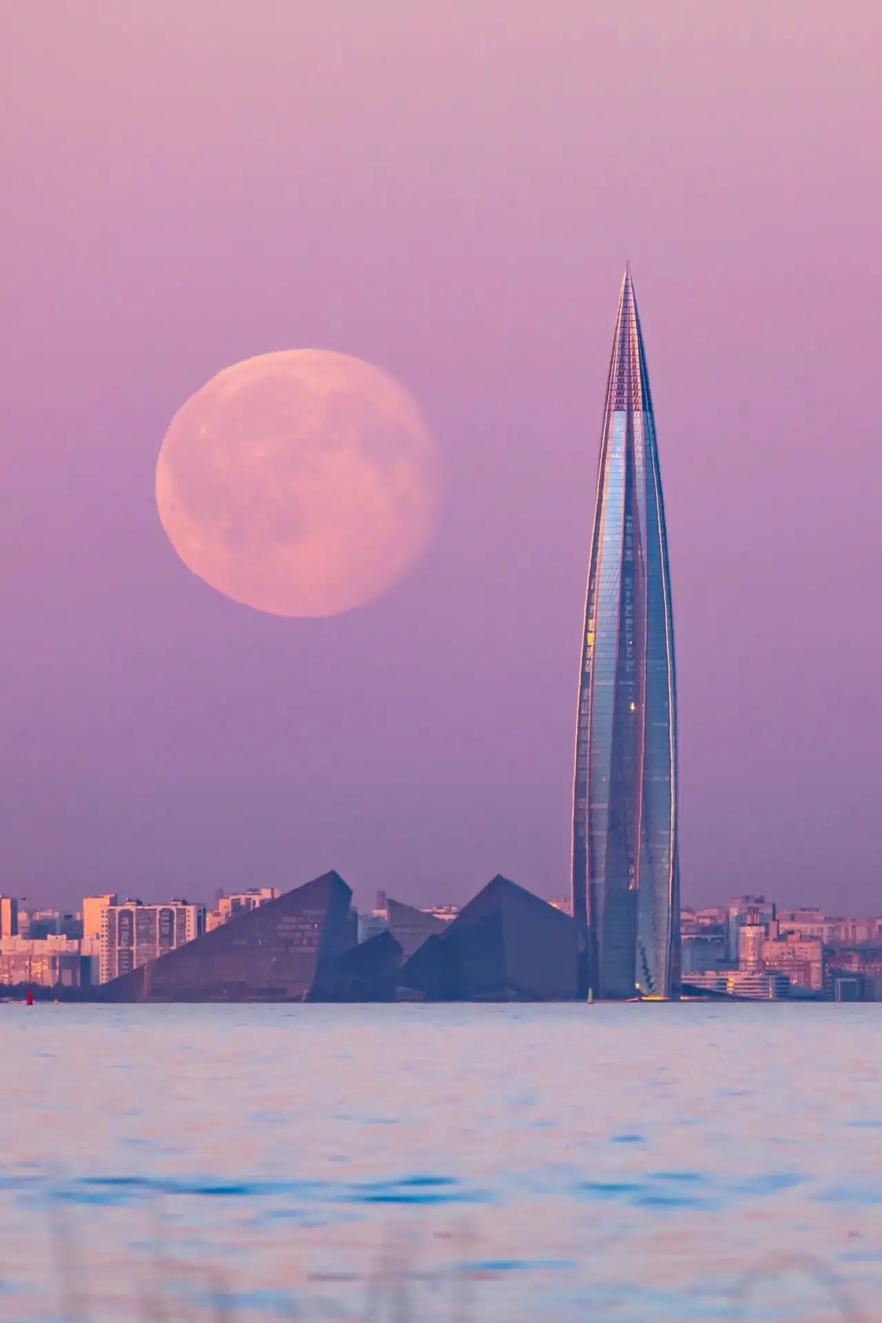 🌕 Осеннее полнолуние над Лахта Центром. В Петербурге несколько вечеров подряд Луна всх...