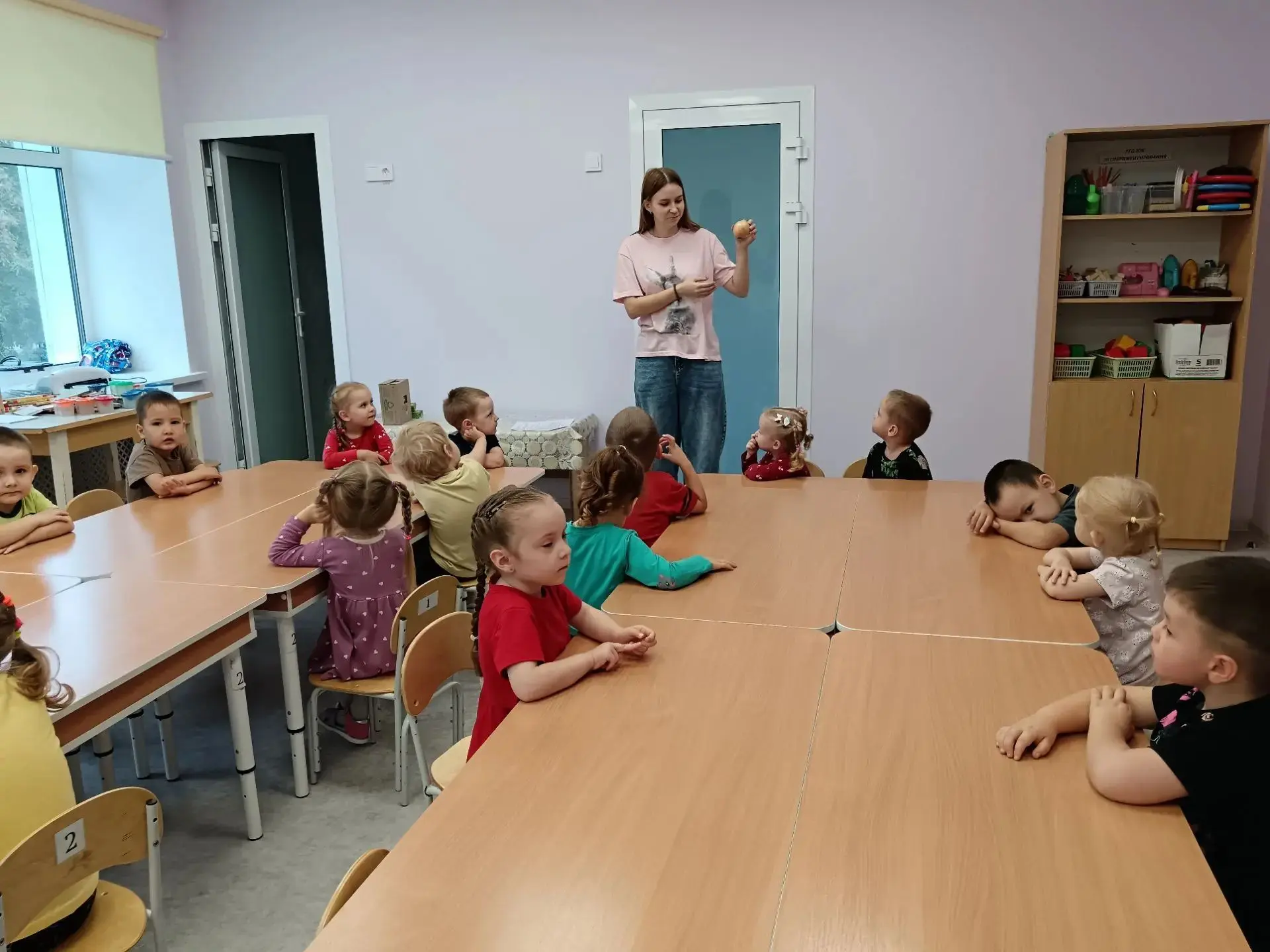 Сегодня, в честь Всероссийского дня лука, ребята из средней группы решили поближе позна...