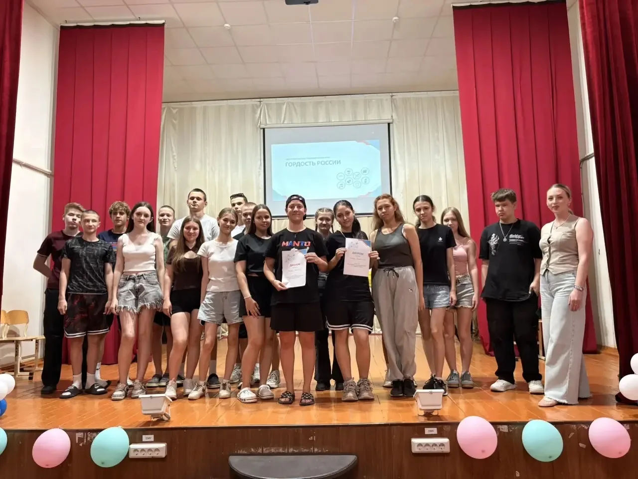 🎉12 июня наша страна отмечает 
государственный праздник - День России. Этот праздник достаточно мол