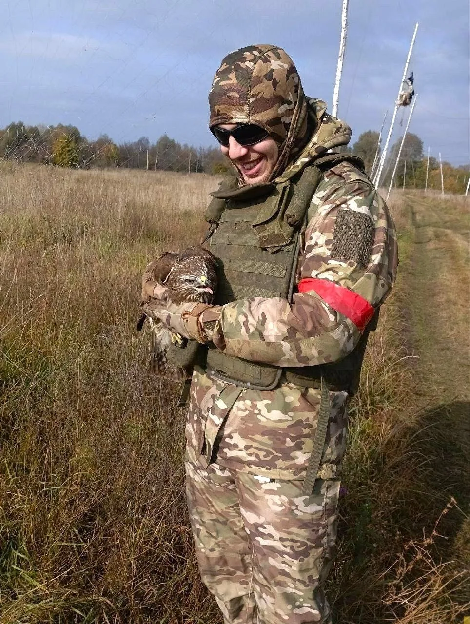 Попался бедняга в сетку, аккуратно освободили — полетел дальше 🦅