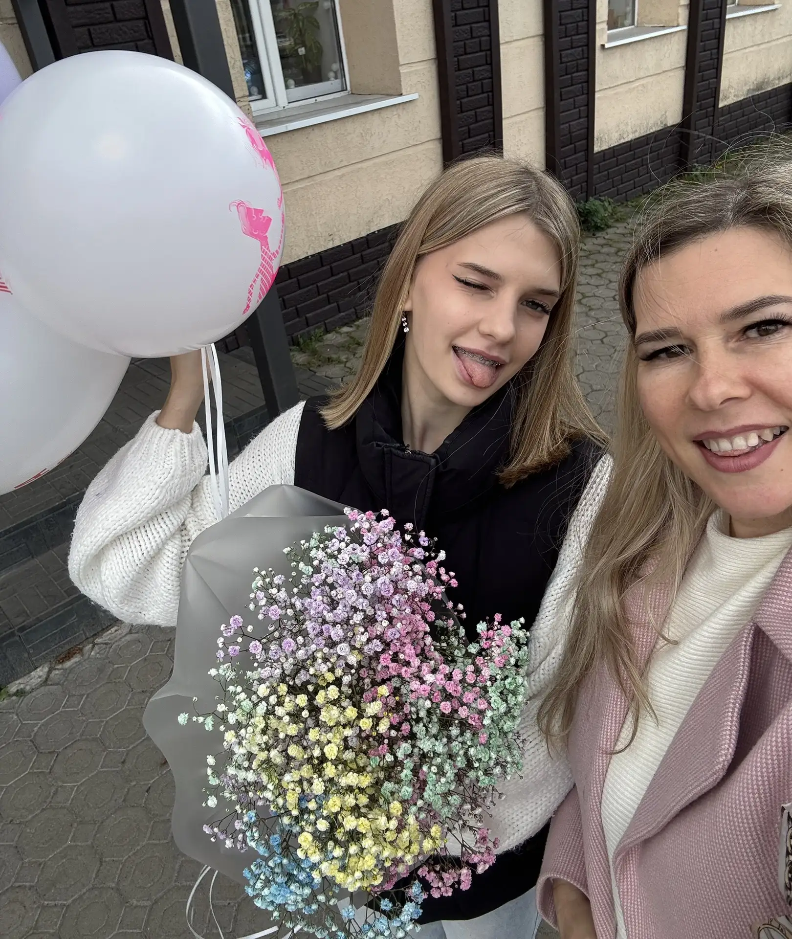 Забрала свою красавицу с учебы! Подарила цветульки и шарики!!🌸🎈