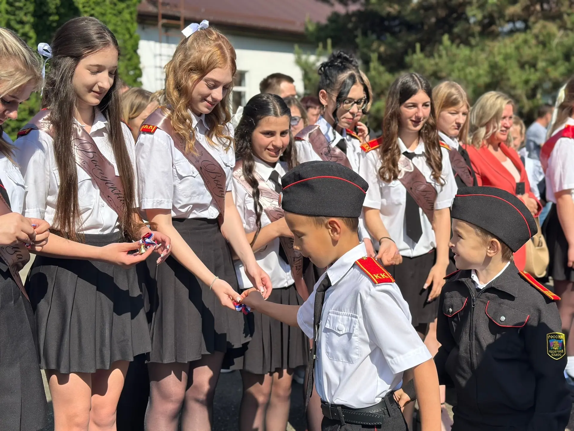 Последний звонок — трогательное начало большого пути! 🔔✨

В нашей школе прозвучал последний звонок 