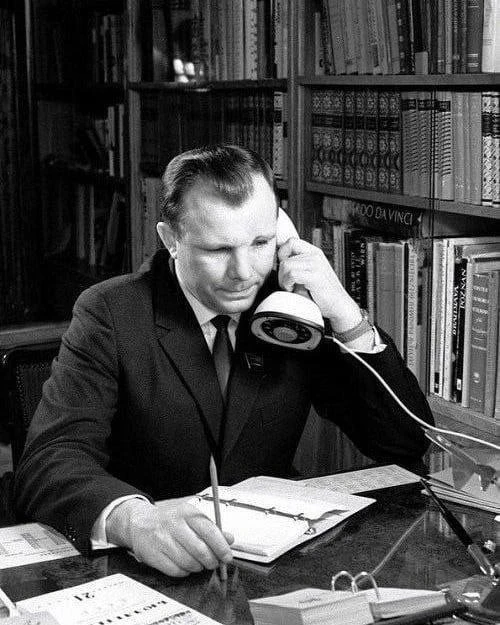 Юрий Гагaрин за работой в своём кабинете, СССР, 1966 год.