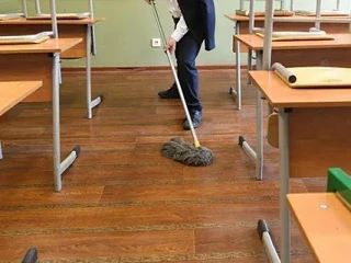 Дети не должны мыть полы и окна в школах, заявили в ОП.