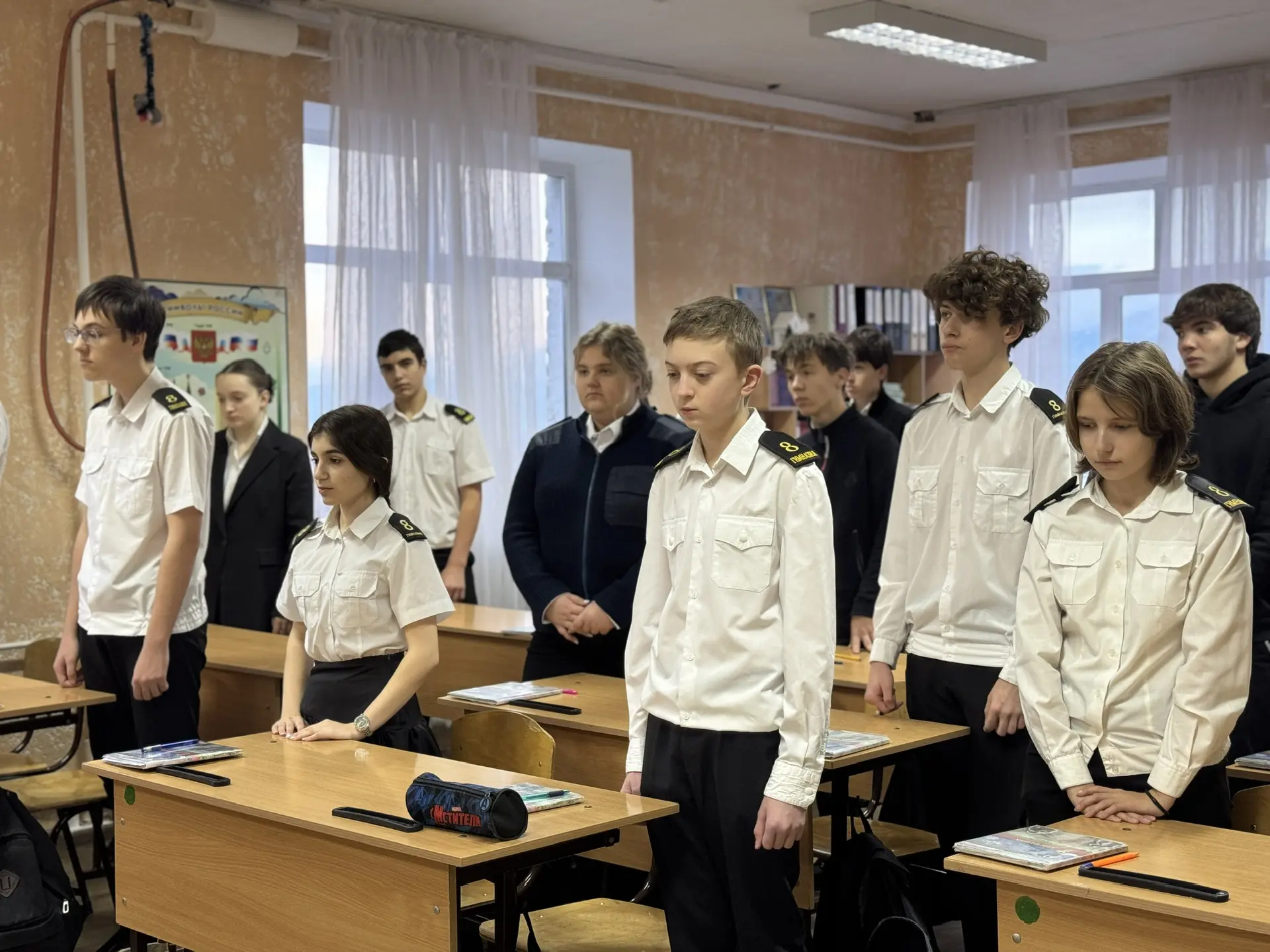 Гимназия! Внимание! Звучат Гимны Российской Федерации, Краснодарского края и города-героя Новороссий