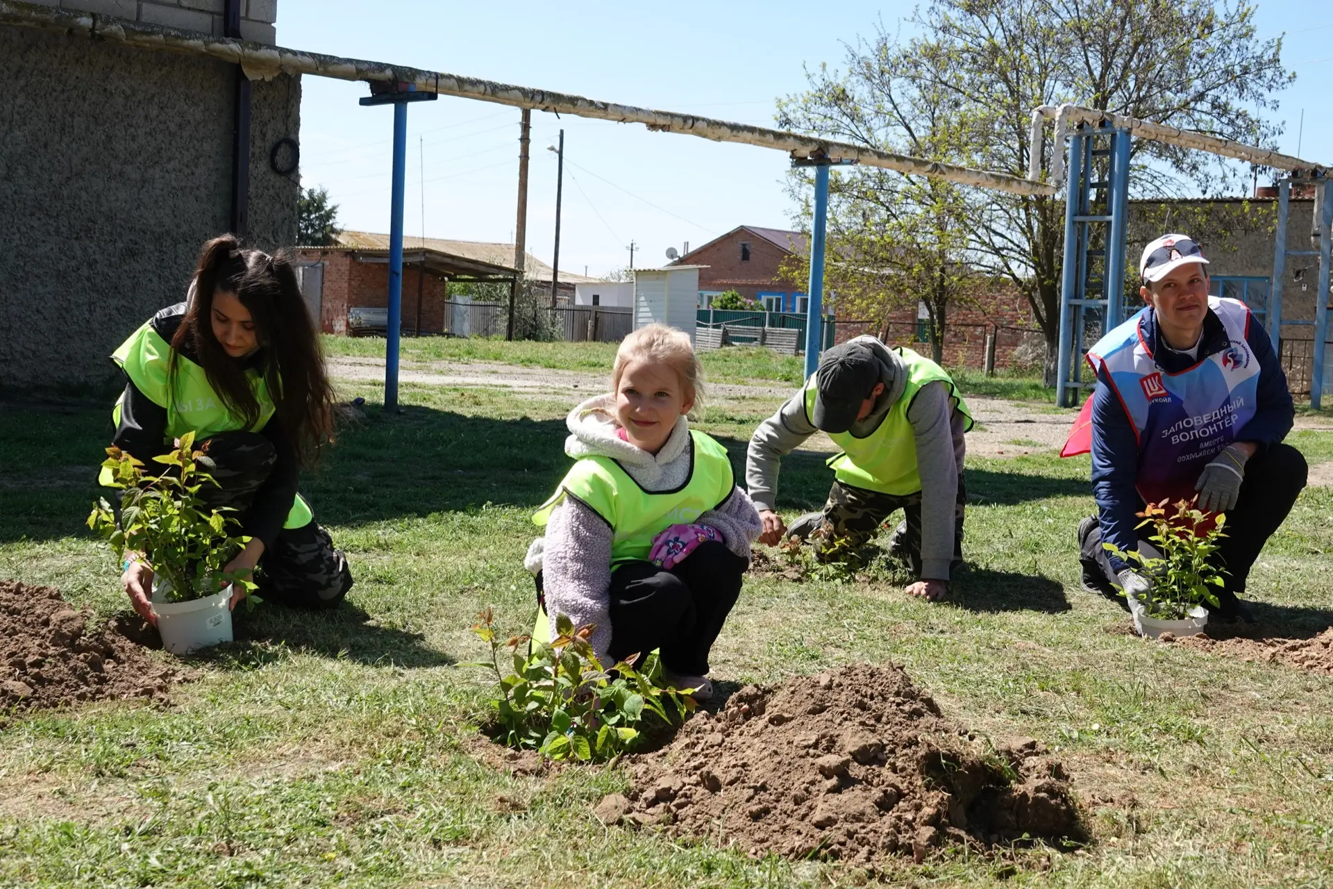 Мы за чистоту! 🧹🌱 Наша школа присоединилась к Всероссийской неделе субботников!