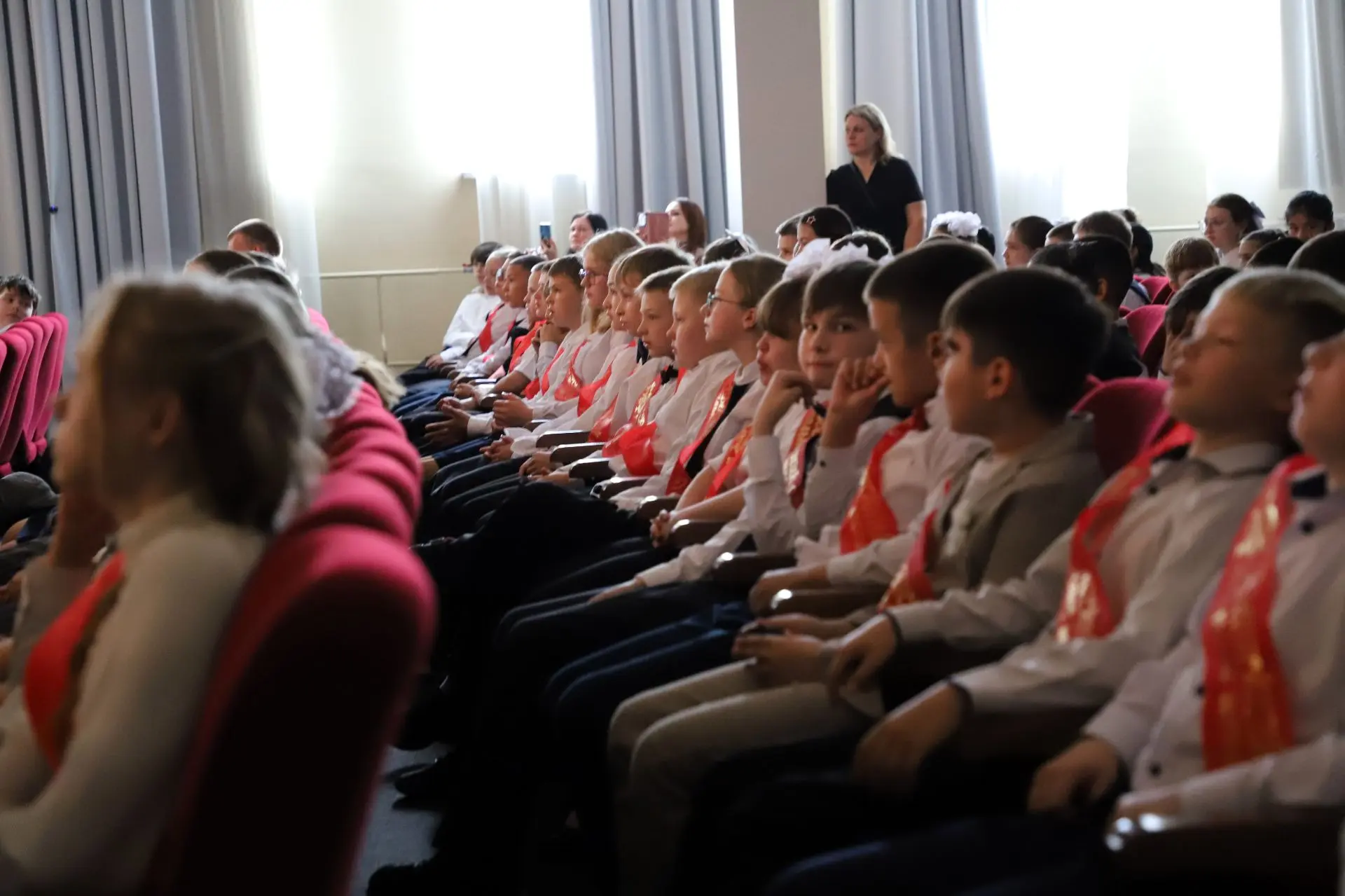 Сегодня наши четвероклассники попрощались с начальной школой. В этот важный день для ребят прозвучал