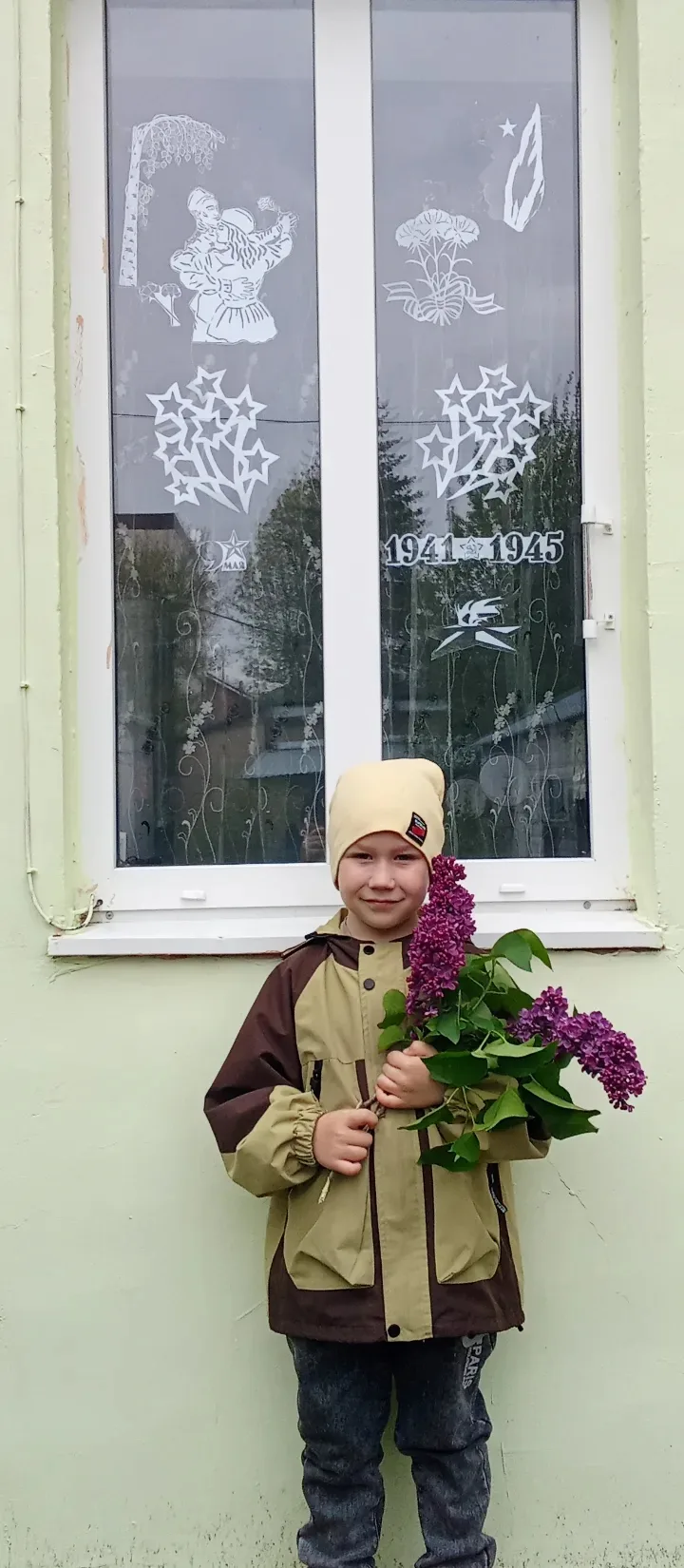 Группа старшего возраста "Красная шапочка"  приняла  участие в акции ко Дню Победы "Окн...