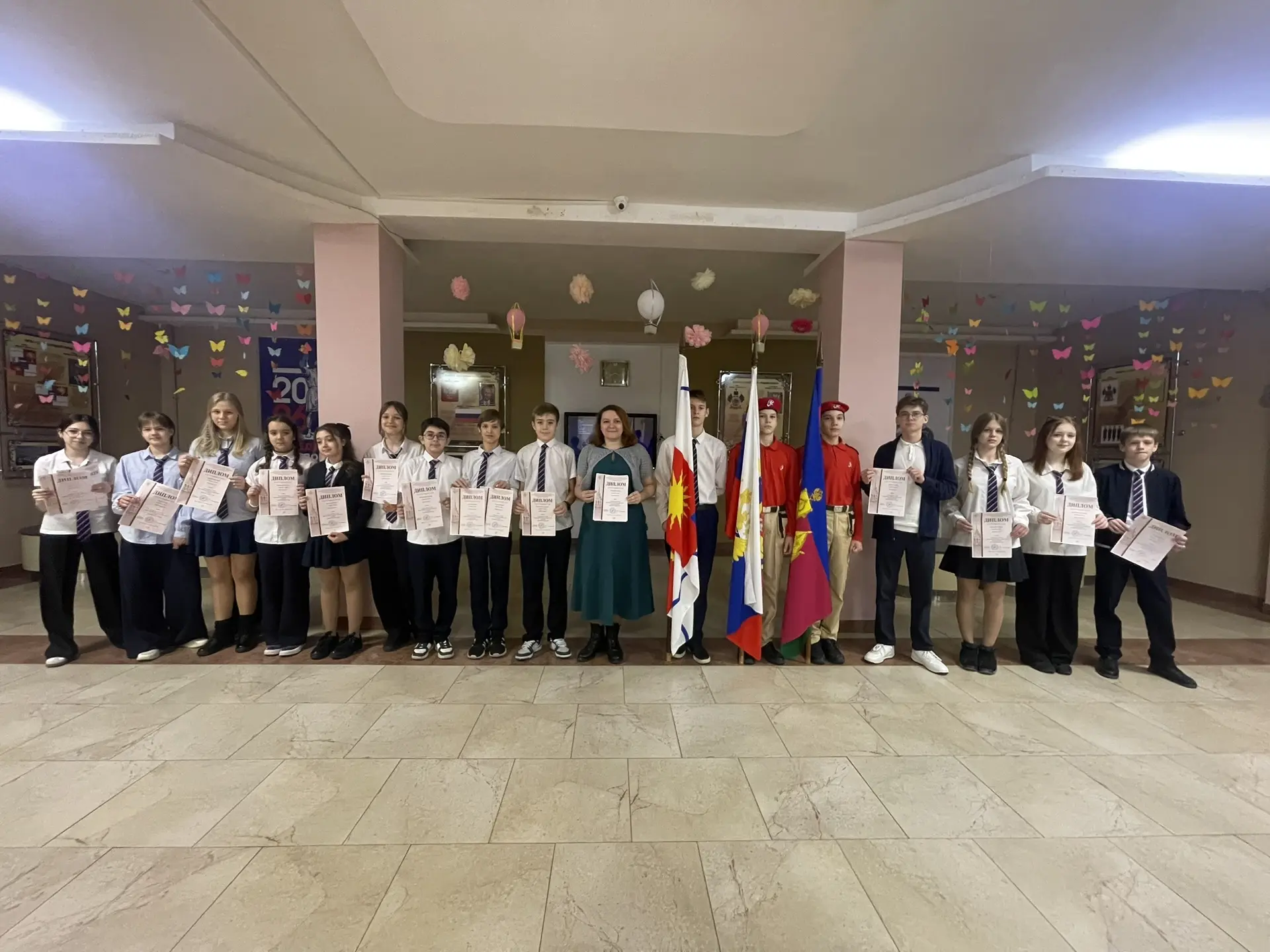 Сегодня наша торжественная линейка началась с традиционного исполнения гимна Российской Федерации, г