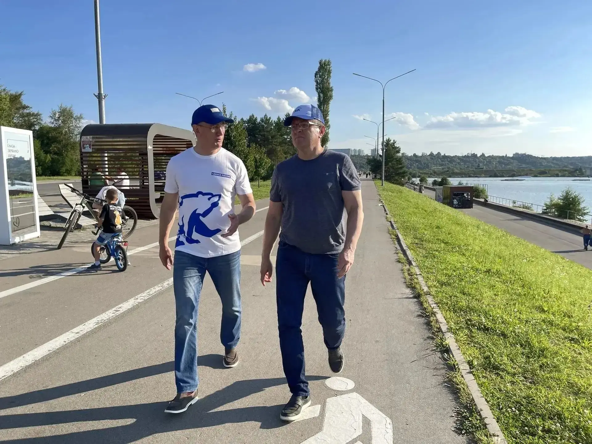 Если два шефа - областной и городской - пошли гулять по набережной, значит по ней будут отдельные пр
