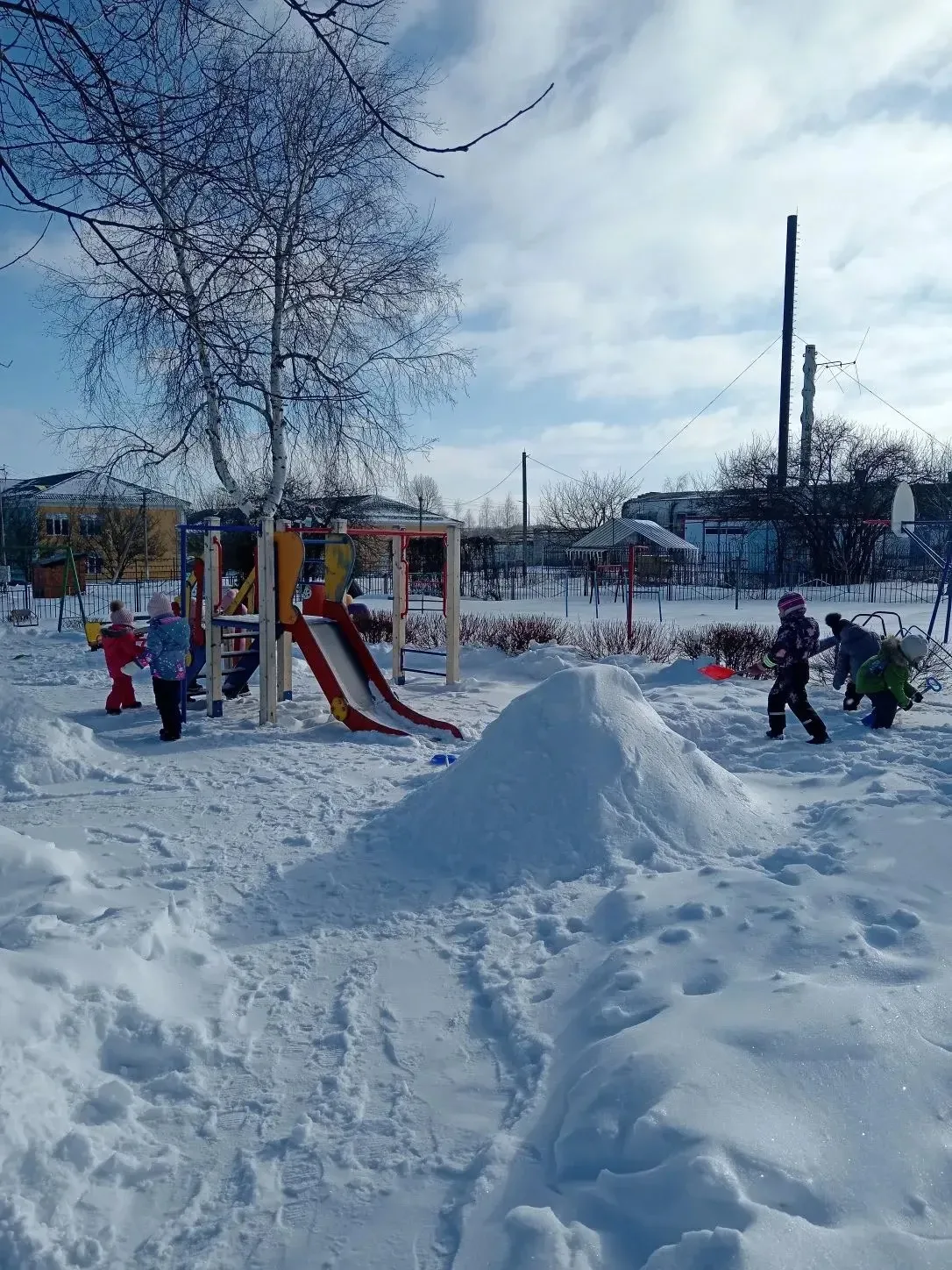 МЫ ЗИМОЙ НЕ СКУЧАЕМ, ДРУЖНО ВЕСЕЛО ИГРАЕМ!!!⛄