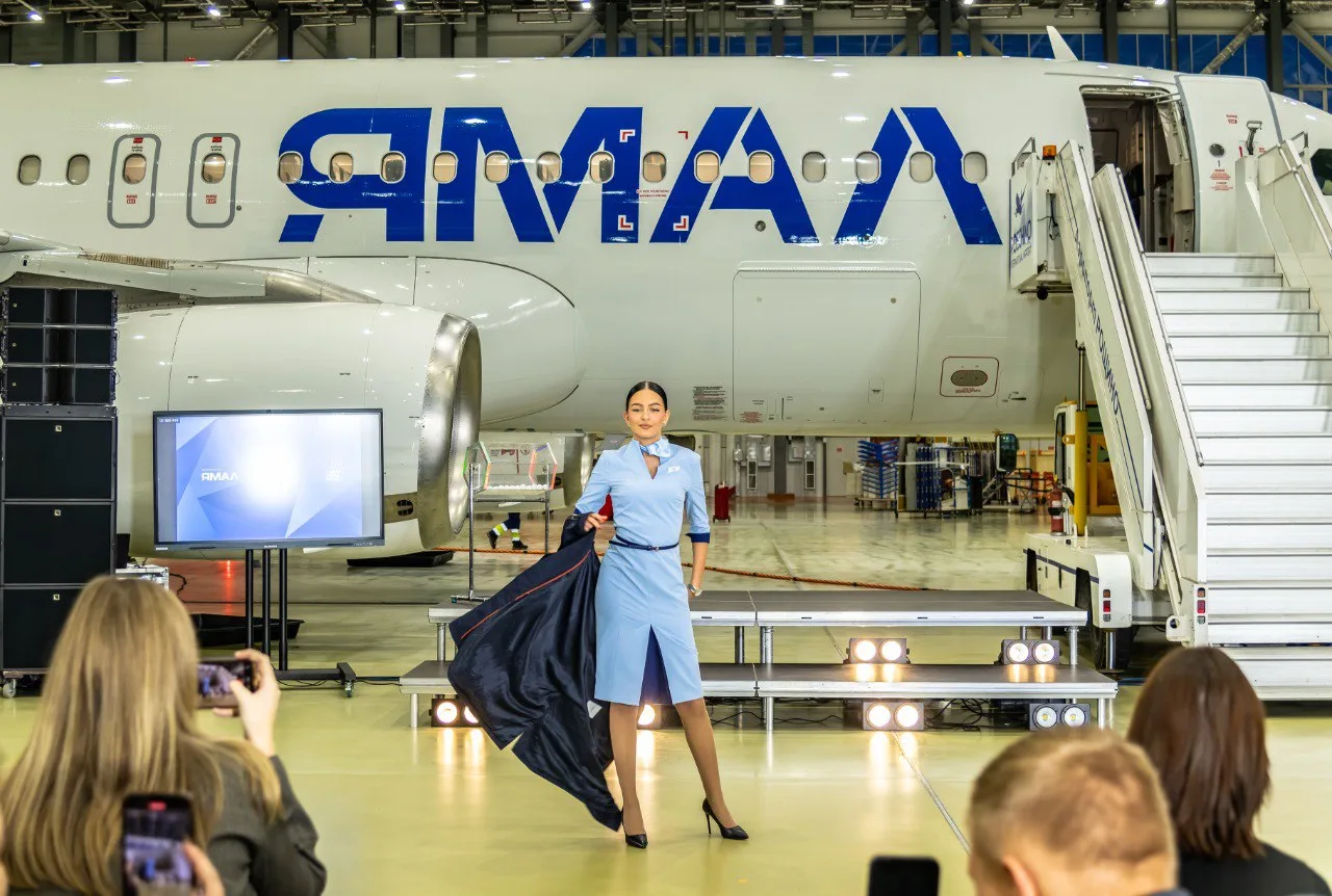 Стиль в небе ✈️  Вчера "превратили" авиационный ангар в арт-объект и устроили грандиозный показ ново