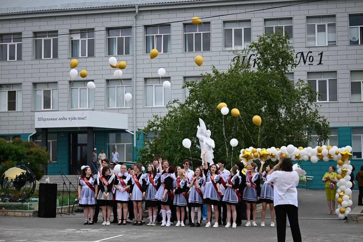 Сегодня прозвенел Последний звонок для выпускников! 
Ребята выросли на наших глазах, из несмышленыше