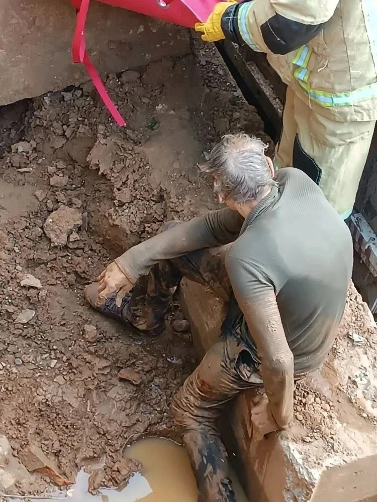 Спасатели достали мужчину из трёхметрового котлована в Ижевске

15 июня в 6:30 утра на пульт дежурно