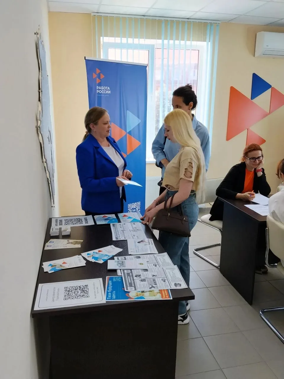 В Горячем Ключе провели очередную ярмарку вакансий.  В рамках Всероссийского дня защиты от безработи